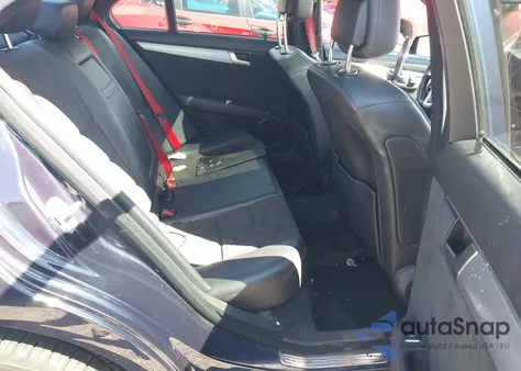 2013 Mercedes-Benz C 300 Sport 4Matic z USA, uszkodzony, nr VIN WDDGF8AB1DR242153